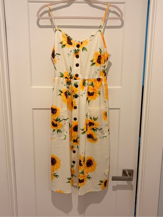 Dresses & Skirts - NWOT Women’s Small Sunflower Button-Front Midi Dress with pockets